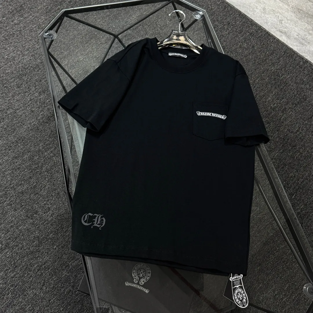 P170 Chrome Hearts 25 high-end versions. The fabric is made of 300 grams of high-density pure cotton. It does not deform or shrink. It has three labels. It is the same style for men and women. Technology: suede foaming + digital printing. Color: white, black. SIZE: S-XL.